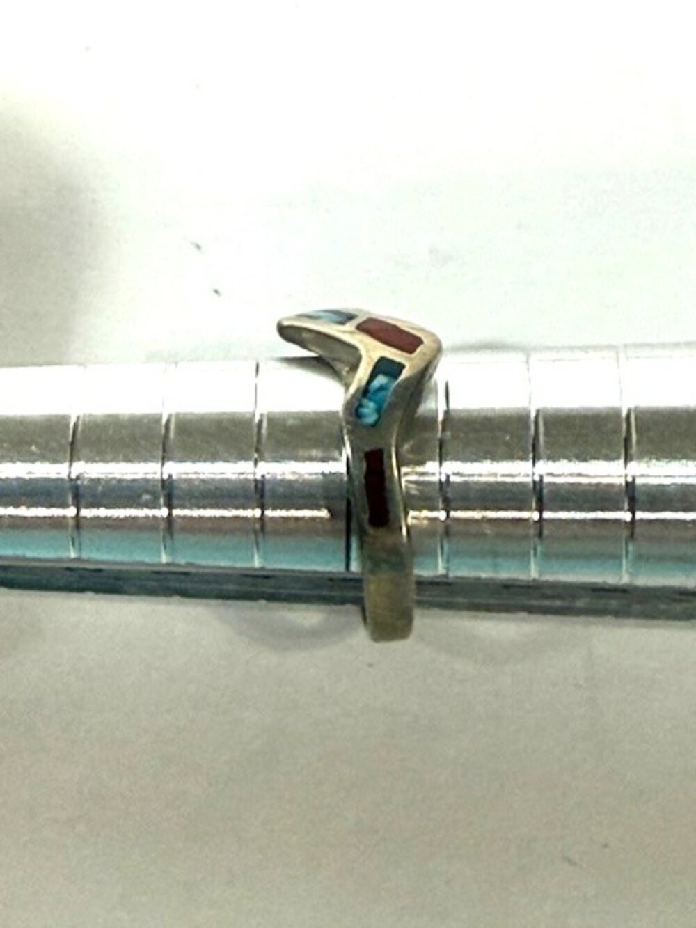 Alpaca silver and crushed turquoise and coral geometric ring. - Picture 3 of 5